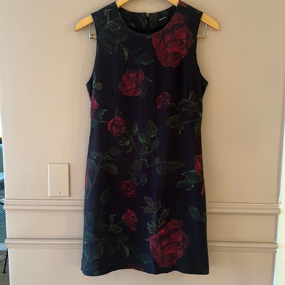 Black, red roses short dress. Osklen. Size small.